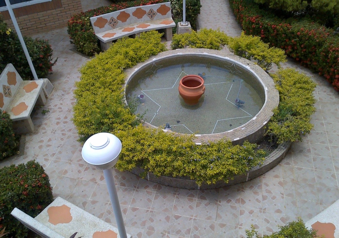 Jardines y fuente de Kuma Suites
