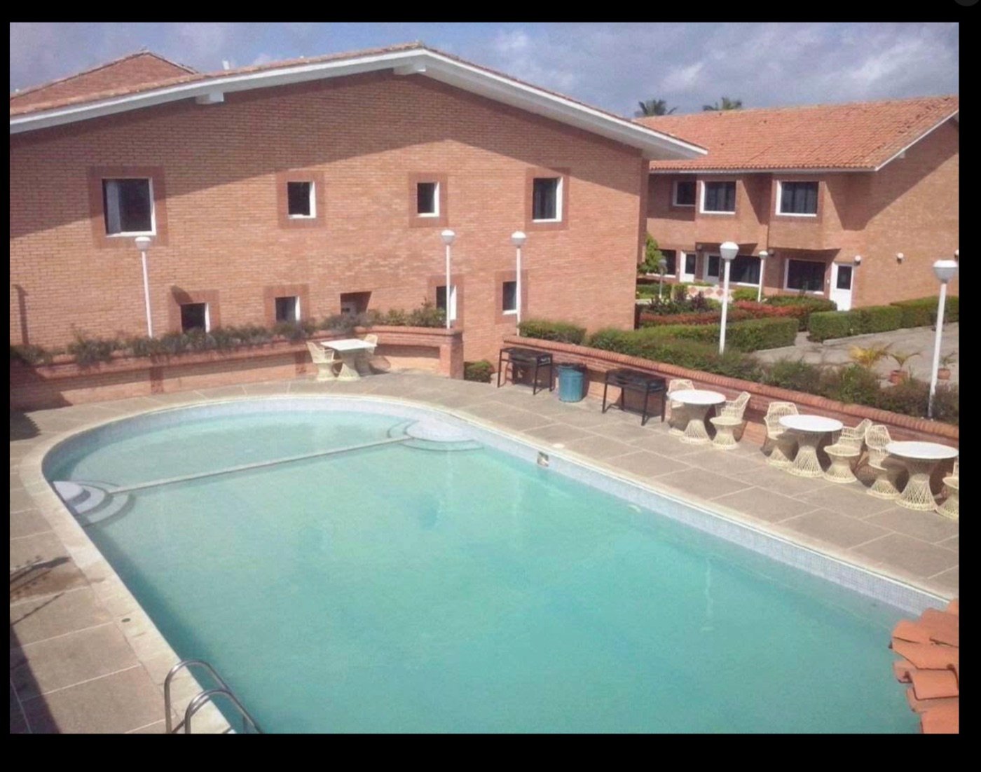 Piscina y edificios de Kuma Suites